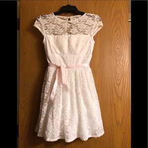 B. Smart Formal White Lace Dress Size Small